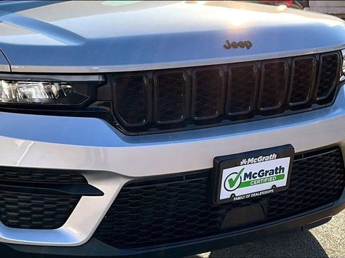 Used 2023 Jeep Grand Cherokee Altitude image 30