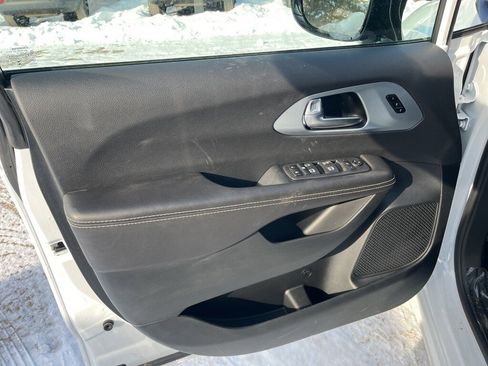 New 2026 Chrysler Pacifica Limited image 17