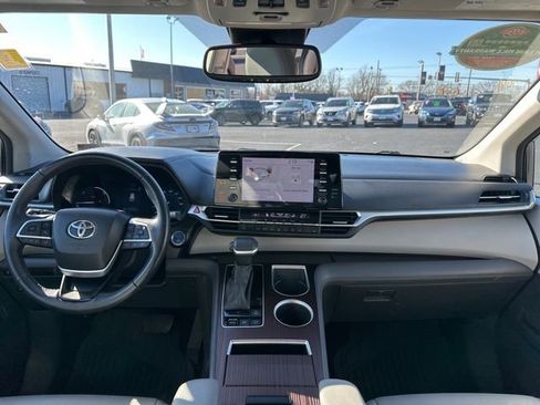 Used 2024 Toyota Sienna XLE image 25