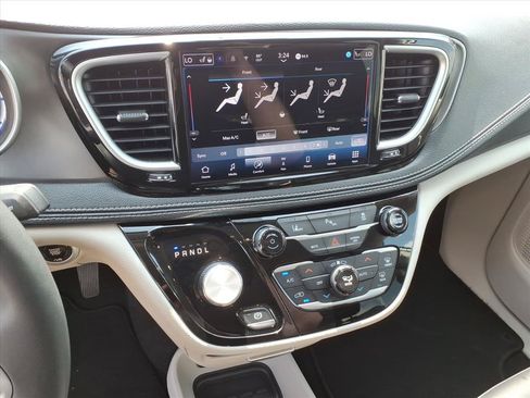 Used 2024 Chrysler Pacifica Limited FWD image 27