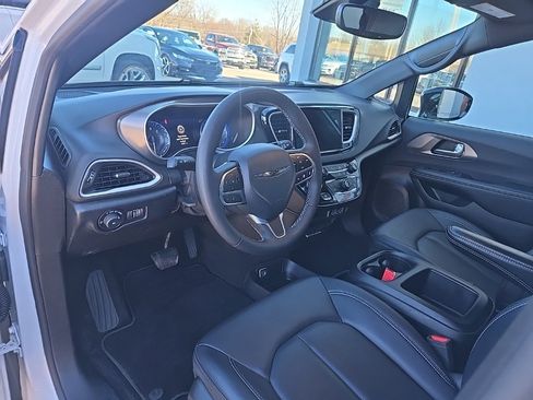 Used 2025 Chrysler Pacifica Select image 31