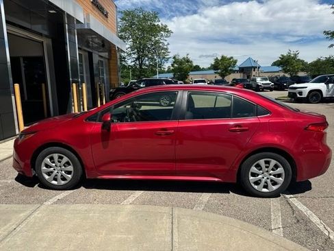 Used 2021 Toyota Corolla LE w/ Carpet Mat Package (TMS) FWD image 2