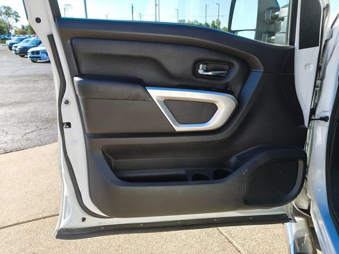 Used 2017 Nissan Titan SV AWD/4WD image 10