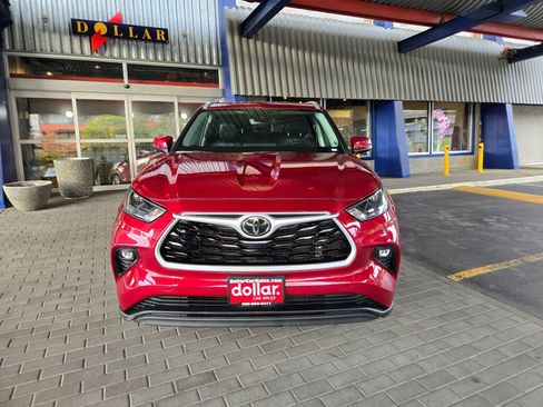 Used 2024 Toyota Highlander XLE image 2