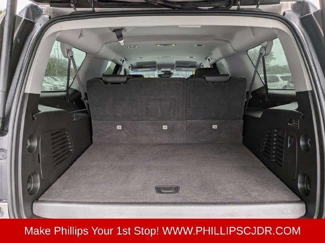 Used 2017 Chevrolet Suburban LT w/ Luxury Package RWD image 12