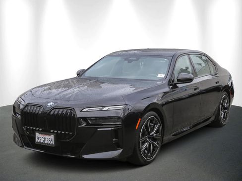 Used 2025 BMW i7 eDrive50 w/ M Sport Package image 3