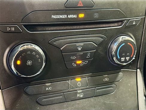 Used 2018 Ford Edge SE image 17