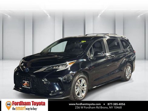 Used 2023 Toyota Sienna XSE AWD/4WD image 4