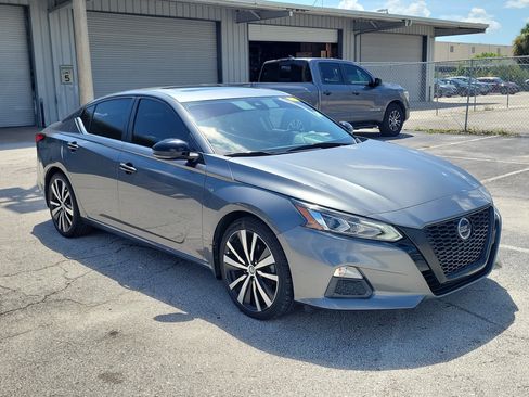 Certified 2021 Nissan Altima 2.5 SR w/ SR Premium Package FWD image 3