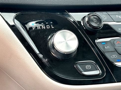 Used 2024 Chrysler Pacifica Touring-L FWD image 16