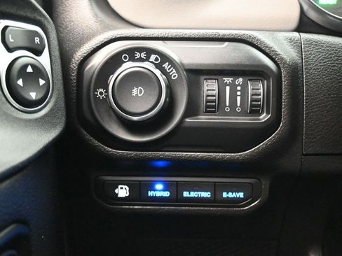 Used 2022 Jeep Wrangler Unlimited Sahara image 27