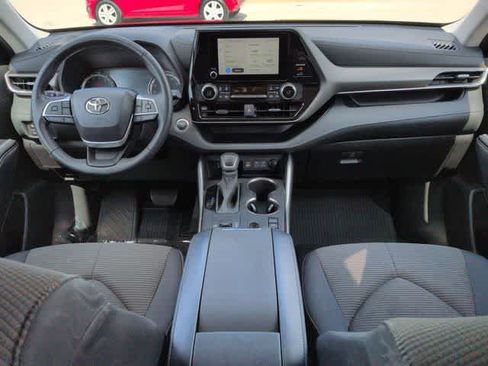 Used 2023 Toyota Highlander LE FWD image 15