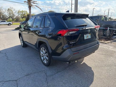 Used 2020 Toyota RAV4 XLE Premium image 4