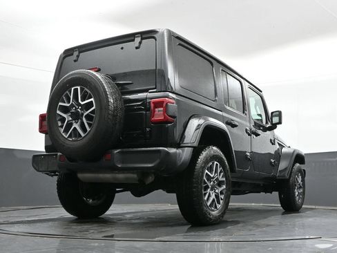 Used 2025 Jeep Wrangler Unlimited Sahara AWD/4WD image 38
