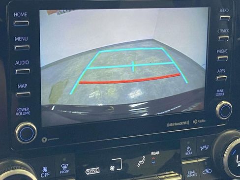 Used 2020 Toyota Highlander XLE image 27