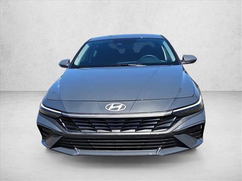 Used 2025 Hyundai Elantra SE image 2