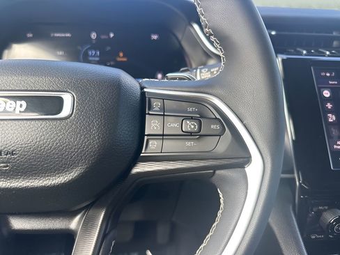 Used 2023 Jeep Grand Cherokee Altitude image 16