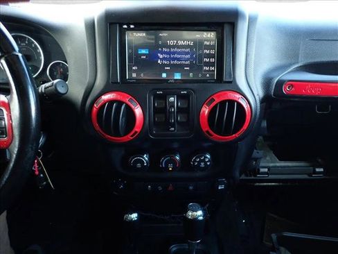 Used 2018 Jeep Wrangler Unlimited Sahara AWD/4WD image 15