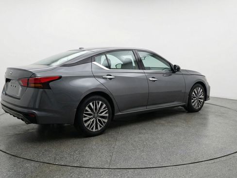 Used 2025 Nissan Altima 2.5 SV FWD image 9