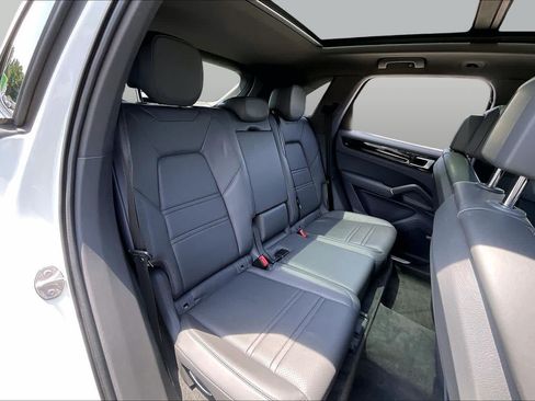 Used 2021 Porsche Cayenne AWD/4WD image 18