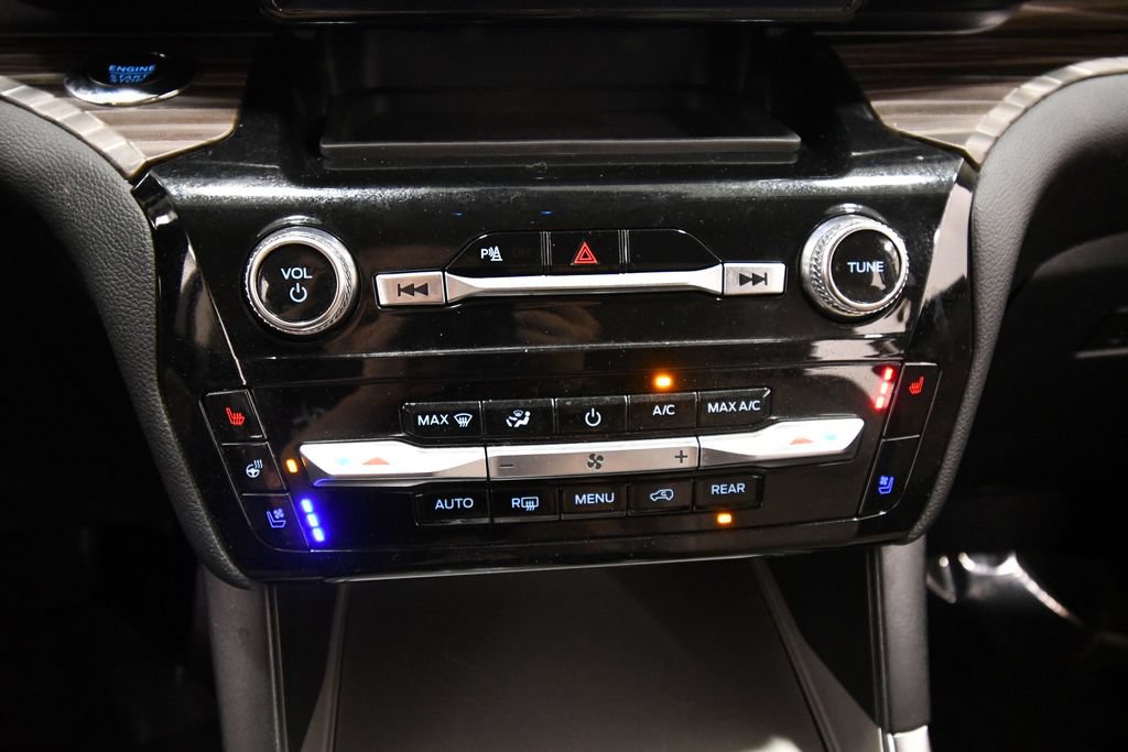 Used 2024 Ford Explorer Limited AWD/4WD image 25