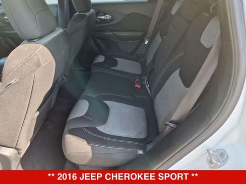 Used 2016 Jeep Cherokee Sport FWD image 18