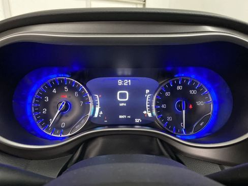 Used 2024 Chrysler Pacifica Touring-L image 27