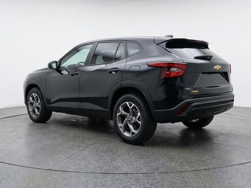 Used 2025 Chevrolet Trax LT image 6