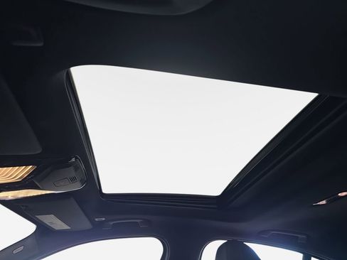 Used 2025 BMW 330i Sedan w/ Convenience Package image 27