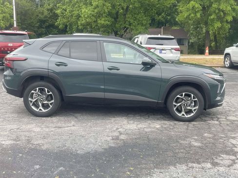 Used 2025 Chevrolet Trax LT FWD image 2