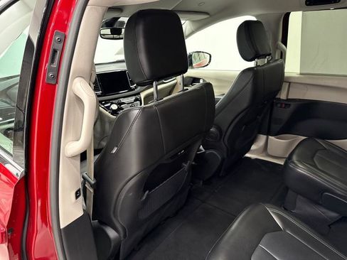 Used 2024 Chrysler Pacifica Touring-L image 71