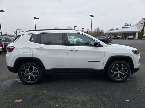 Used 2024 Jeep Compass Latitude image 24