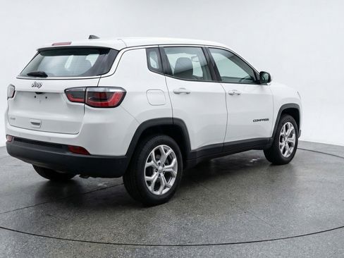 Used 2025 Jeep Compass Latitude image 9