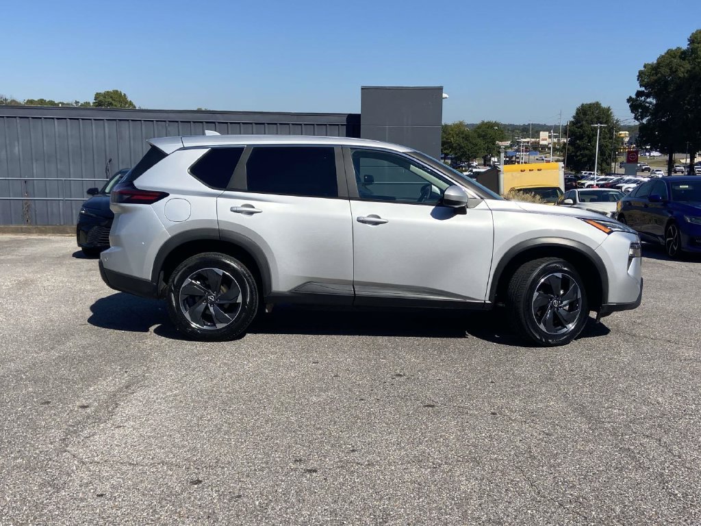 Used 2025 Nissan Rogue SV AWD/4WD image 2