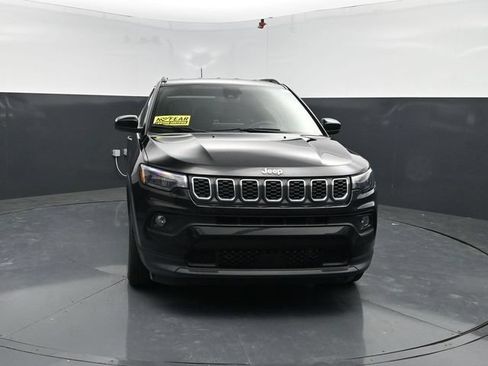 Used 2024 Jeep Compass Latitude AWD/4WD image 2