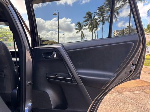 Used 2018 Toyota RAV4 SE AWD/4WD image 17