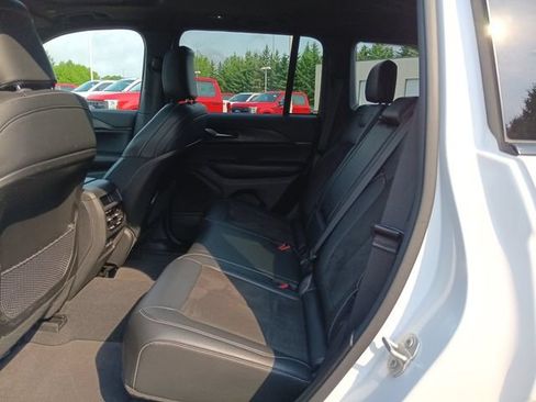 Used 2023 Jeep Grand Cherokee Altitude AWD/4WD image 17