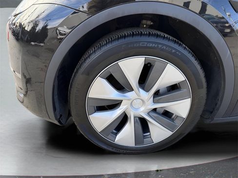 Used 2021 Tesla Model Y Long Range image 11