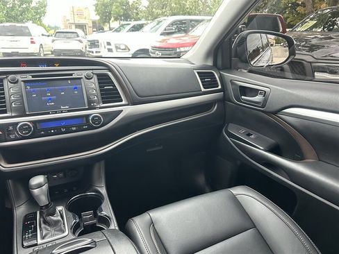 Used 2019 Toyota Highlander XLE AWD/4WD image 6