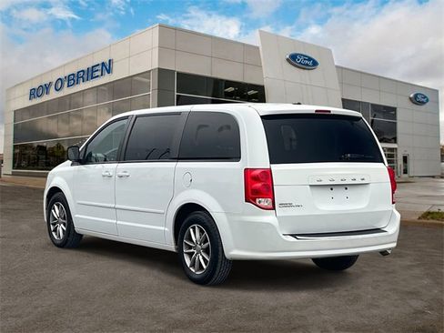 Used 2017 Dodge Grand Caravan SE image 3