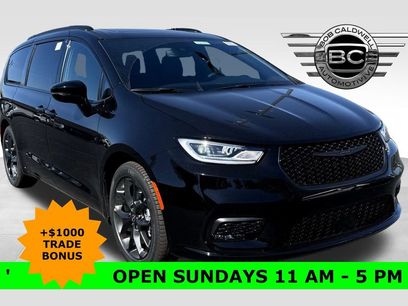 New 2026 Chrysler Pacifica Limited w/ Uconnect Theater Family Group