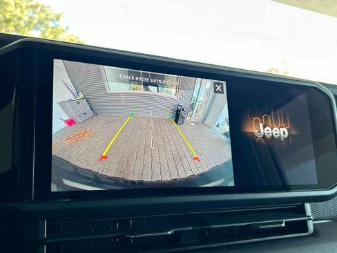 Used 2025 Jeep Wrangler Unlimited Rubicon image 25