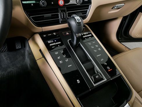 Certified 2025 Porsche Macan AWD image 19