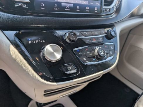 Used 2024 Chrysler Pacifica Touring-L FWD image 18
