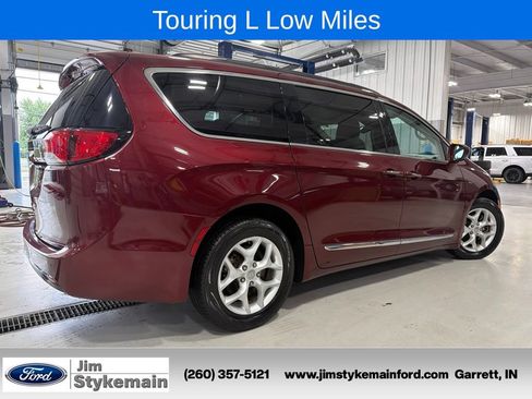 Used 2017 Chrysler Pacifica Touring-L w/ Tire & Wheel Group FWD image 11