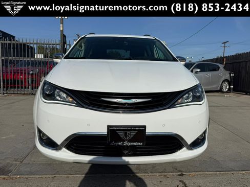 Used 2018 Chrysler Pacifica Limited w/ Advanced Safetytec Group FWD image 2