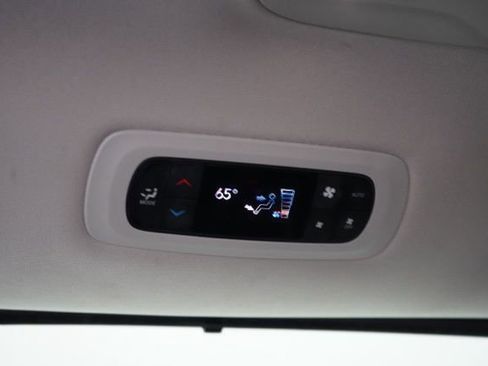 Used 2024 Chrysler Pacifica Touring-L image 31