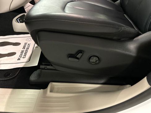 Used 2024 Chrysler Pacifica Touring-L image 13