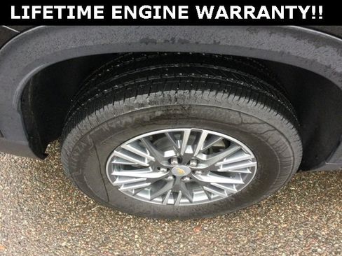 Used 2025 Chevrolet Traverse LT image 24