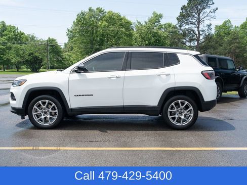Used 2025 Jeep Compass Latitude AWD/4WD image 3